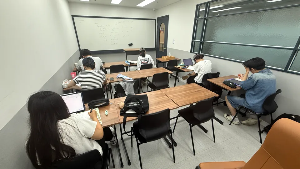 학생들이 각자 자리에서 문제를 풀고 있는 수업 시간의 강의실